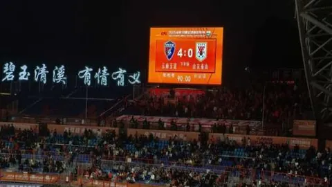 “八将离队，新星牵扯其中，两将成意外，西蒙斯转会终定三地”